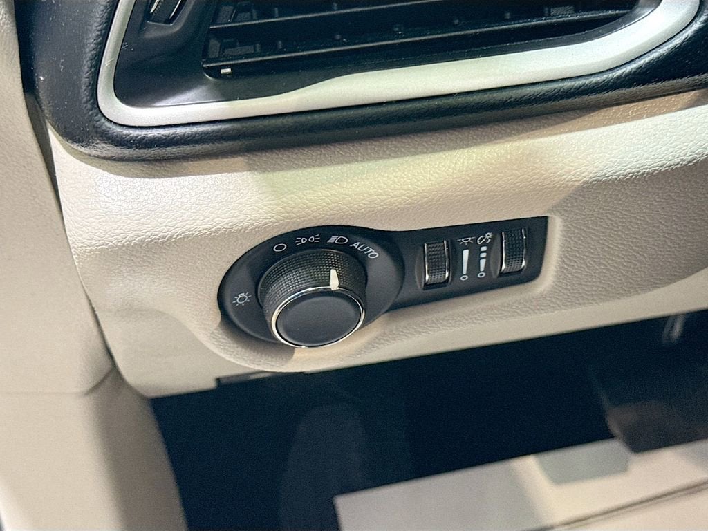 2022 Chrysler Voyager LX