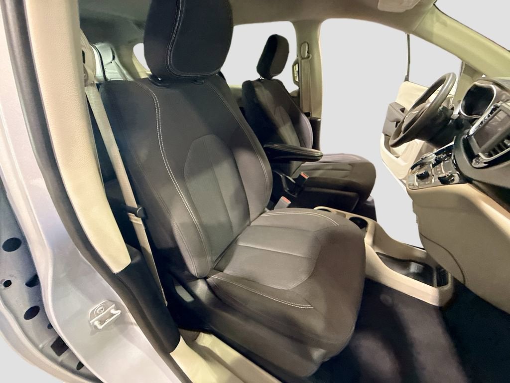2022 Chrysler Voyager LX
