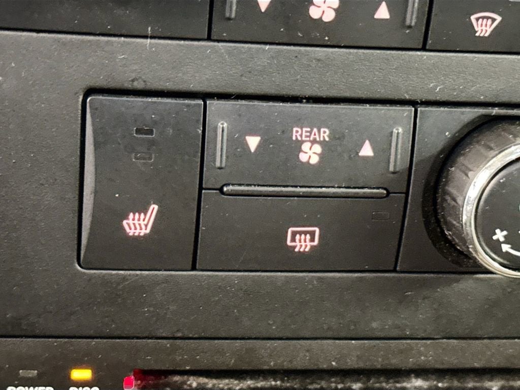 2010 Volkswagen Routan SEL w/Navigation